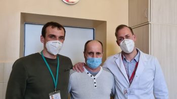COVID-19 įveikęs joniškietis atvyko padėkoti medikams už išgelbėtą gyvybę