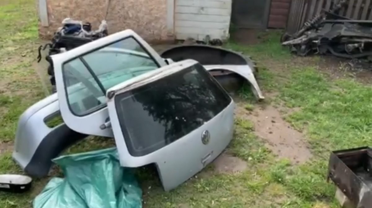 tiriant-automobilio-vagyste,-sulaikyti-trys-vyrai-(video)