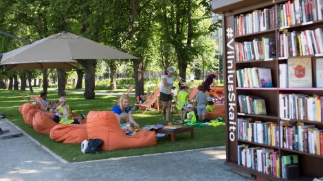 Trečiai vasarai  į Lukiškių aikštę sugrįžta skaitykla po atviru dangumi #VilniusSkaito