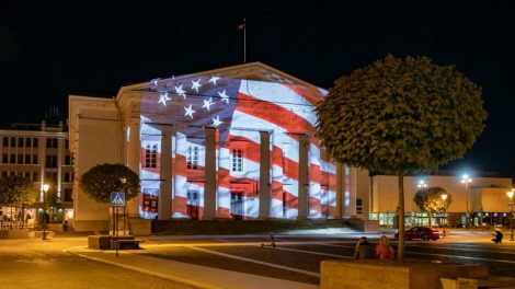 Vilniaus palaikymo žinutė amerikiečiams – ant Rotušės sušvito JAV vėliava