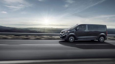 „Peugeot“ pristato naują ekologiškų kelionių būdą – visiškai elektrinį „e-Traveller“