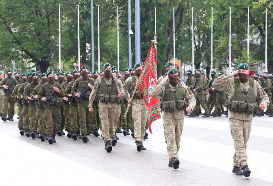 Neeilinis įvykis Šiauliuose – naujam Lietuvos kariuomenės batalionui įteikta kovinė vėliava