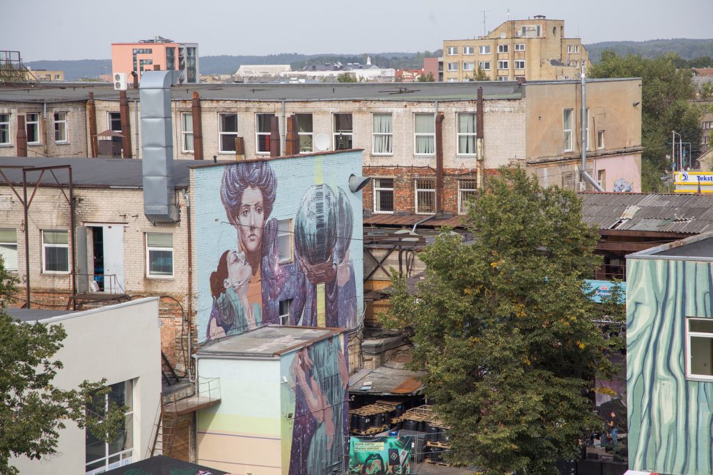 vilnius-virs-viena-didele-meno-galerija-po-atviru-dangumi