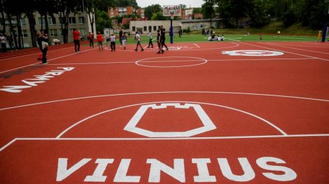 Renovuoti mokyklų sporto aikštynai Vilniuje kviečia sportuoti   