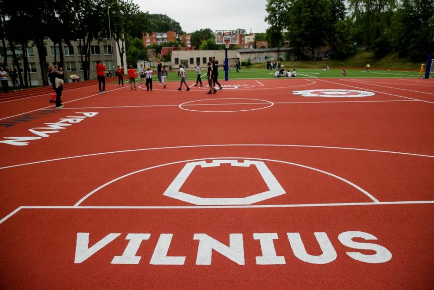 Renovuoti mokyklų sporto aikštynai Vilniuje kviečia sportuoti   