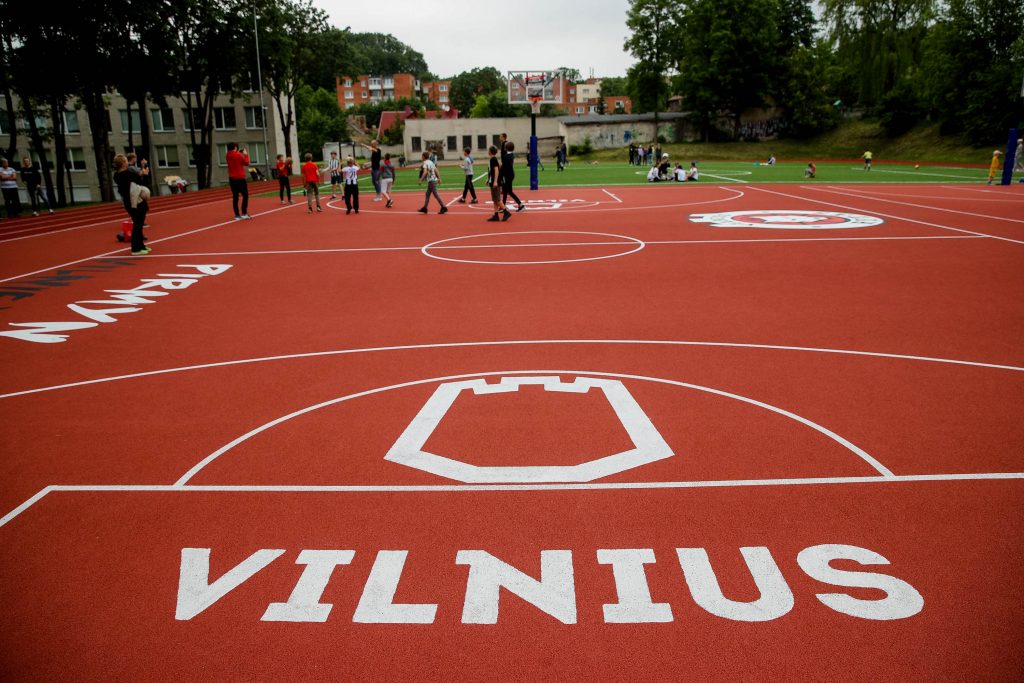 renovuoti-mokyklu-sporto-aikstynai-vilniuje-kviecia-sportuoti - 