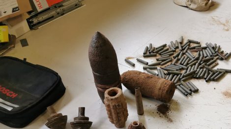 „Juodojo archeologo“ ekspozicijoje – ginklai ir sprogmenys, o pas jo tėvą – kontrabandinės cigaretės