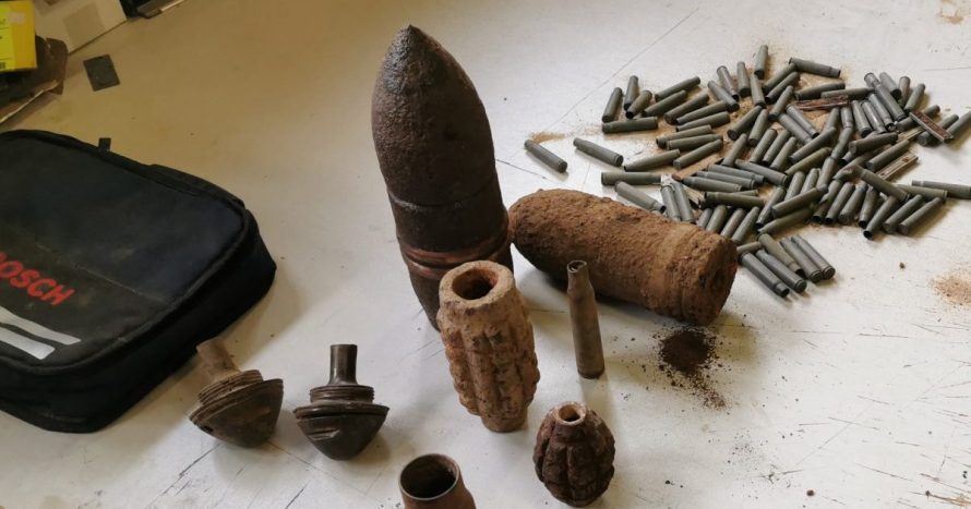 „Juodojo archeologo“ ekspozicijoje – ginklai ir sprogmenys, o pas jo tėvą – kontrabandinės cigaretės