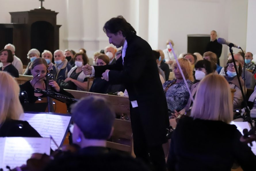Sekmadienį Šiaulių katedroje skambėjo koncertas „Svajonė sugrįžti namo“
