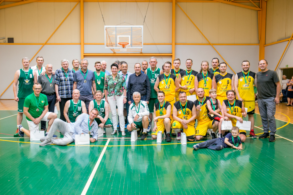 sporto-zurnalistai-krepsinio-aiksteje-mete-issuki-veteranams-ir-seimo-nariams