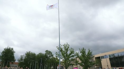 Atnaujintoje Prisikėlimo aikštėje suplazdėjo Šiaulių vėliava