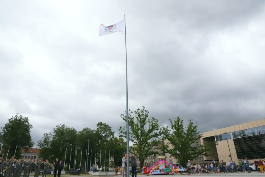 Atnaujintoje Prisikėlimo aikštėje suplazdėjo Šiaulių vėliava