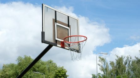 Vasara aktyviai ir turiningai: su krepšinio kamuoliu atnaujintose aikštelėse