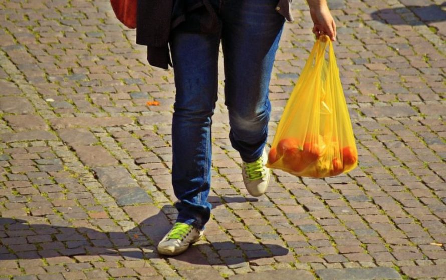 Aplinkosaugininkai kviečia gyventojus naudoti  mažiau plastikinių maišelių