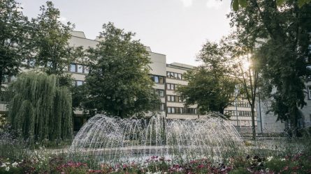 Vilniuje vėl veikia atnaujintas fontanas Vašingtono aikštėje
