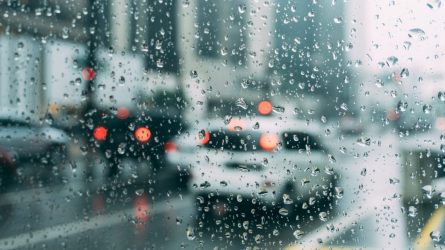 Vairavimas per lietų: kaip išvengti akvaplaningo