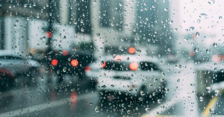 Vairavimas per lietų: kaip išvengti akvaplaningo