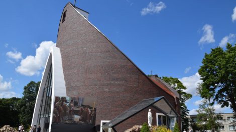 Iškilmėse pašventinti nauji Dievo namai – konsekruota Alvito Šv. Onos bažnyčia