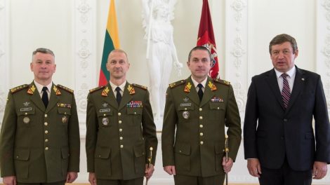 Prezidentas dviem karininkams suteikė generolo laipsnius