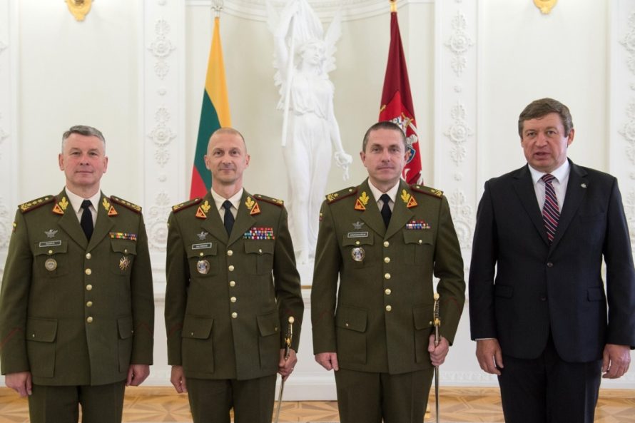 Prezidentas dviem karininkams suteikė generolo laipsnius