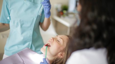 5 priežastys įsistatyti dantų implantus