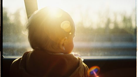 Automobilyje paliktam vaikui vasaros karščiai gali būti mirtinai pavojingi