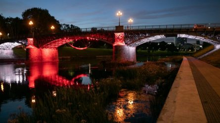 Vilnius palaiko dėl demokratijos kovojančius baltarusius: tautinės vėliavos spalvomis apšvietė keturis tiltus