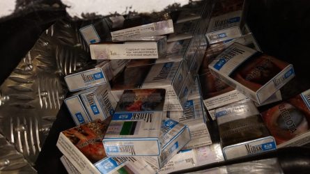 Per dvi dienas sulaikyti du vyrai su daugiau nei 12 000 kontrabandinių cigarečių pakelių (video)