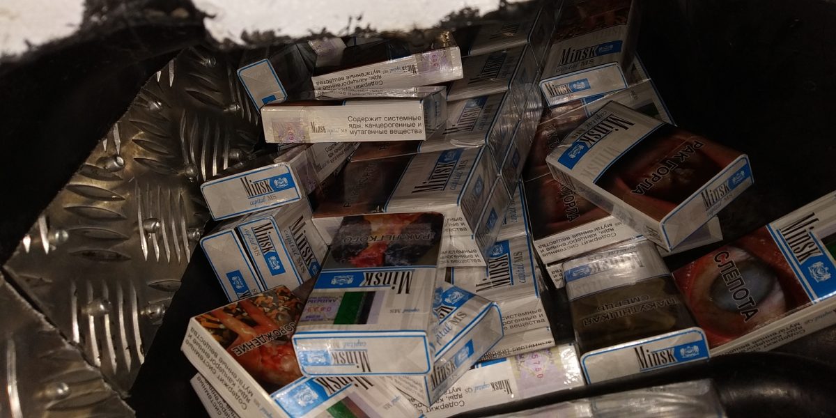per-dvi-dienas-sulaikyti-du-vyrai-su-daugiau-nei-12-000-kontrabandiniu-cigareciu-pakeliu-(video)