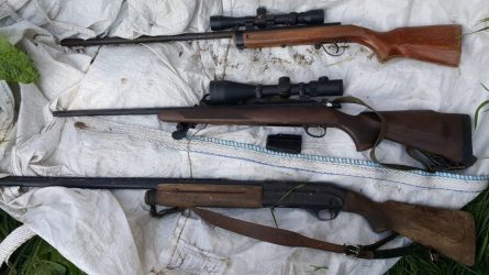 Raseiniškių namuose – nelegalūs ginklai, šaudmenys, naminė degtinė ir jos gamybos įranga