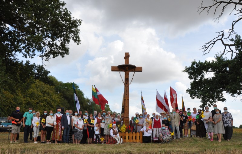 Baltijos kelio dieną pašventintas atstatytas  pakruojiečių vienybės simbolis