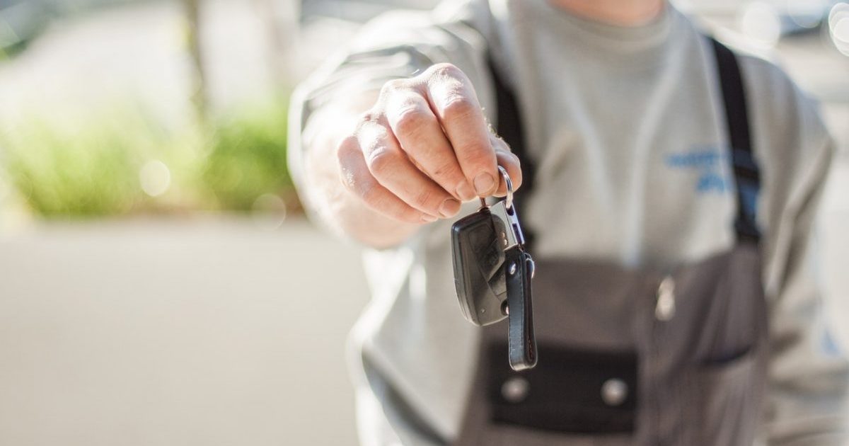 ka-reikia-zinoti-pries-sedant-prie-pakaitinio-automobilio-vairo?