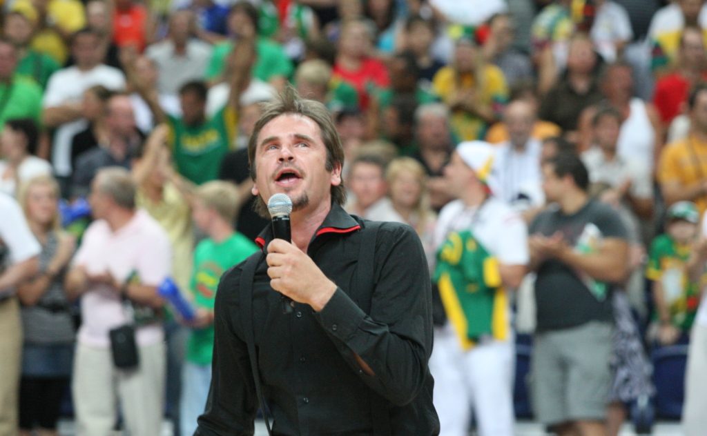 pries-20-metu-lietuvos-sporto-himna-„trys-milijonai“-sukures-marijonas-mikutavicius-ne-is-karto-patikejo-sios-dainos-galybe
