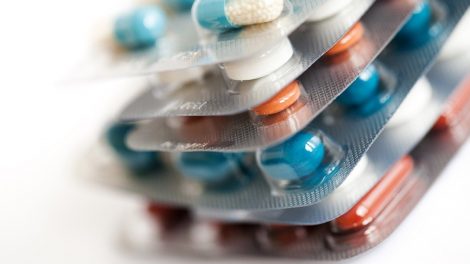Ministras A. Veryga ragina farmacininkus sumažinti vaistų kainas