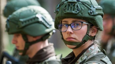 Karo akademijos pirmakursiai kariūnai nebijo naujų iššūkių