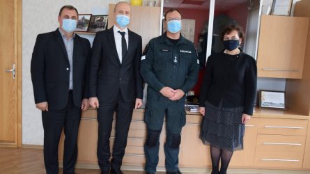 Pasveikino Vilkaviškio rajono policijos pareigūnus su Angelų sargų diena