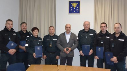 Su profesine švente savivaldybėje pasveikinti Varėnos rajono policijos komisariato pareigūnai
