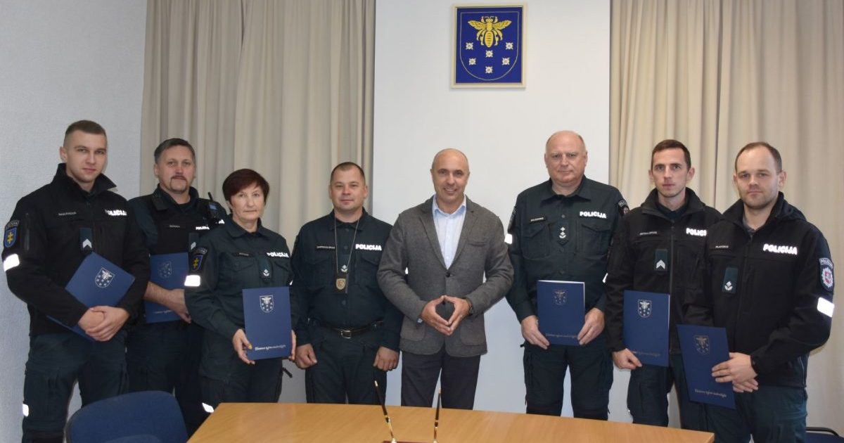 su-profesine-svente-savivaldybeje-pasveikinti-varenos-rajono-policijos-komisariato-pareigunai