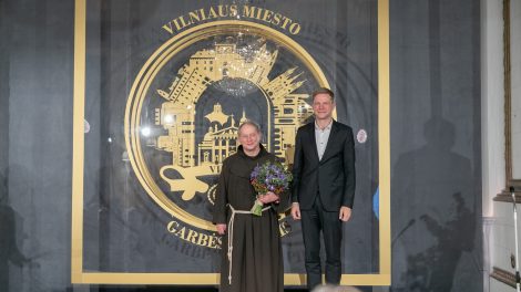 Sostinės meras kunigui Juliui Sasnauskui įteikė Vilniaus garbės piliečio regalijas