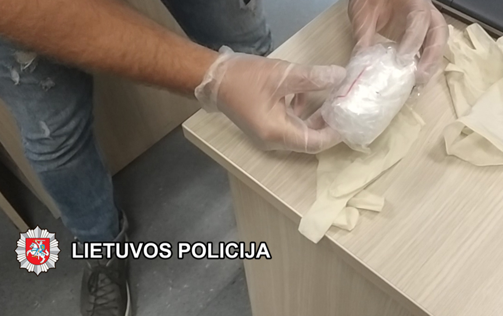 klaipedos-pareigunai-su-ikalciais-sulaike-asmeni,-itariama-platinusi-narkotikus