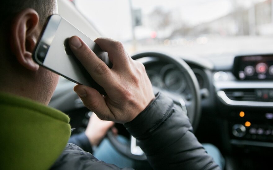 pareigunai-tikrins,-kaip-vairuotojai-elgiasi-prie-vairo.-uz-neleistina-mobiliojo-telefono-naudojimasi-vairuojant-–-gresia-bauda