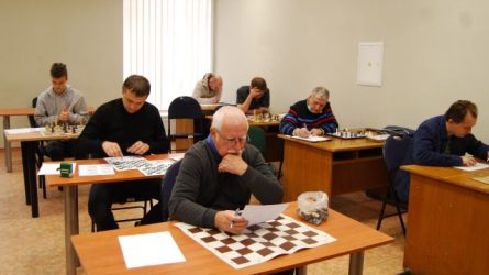 Varžėsi šachmatų uždavinių sprendimo puoselėtojai