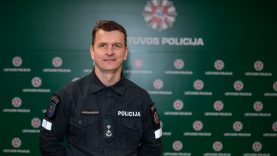 Rietavo policijos viršininkas Marius Vaičikauskas jėgas atgauna karatė treniruotėse ir drožinėdamas