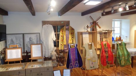 Pakruojo karšto muziejuje „Žiemgala“ Žeimelio katalikų bažnyčios istorija ir liturginiai rūbai