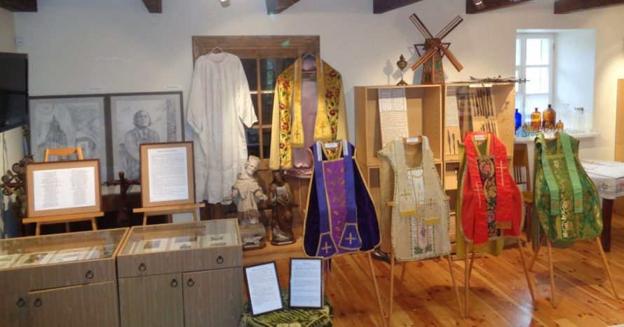 Pakruojo karšto muziejuje „Žiemgala“ Žeimelio katalikų bažnyčios istorija ir liturginiai rūbai