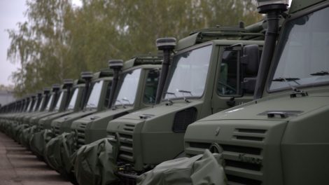 Lietuvos kariuomenei perduoti dar 142 nauji sunkvežimiai „Unimog“