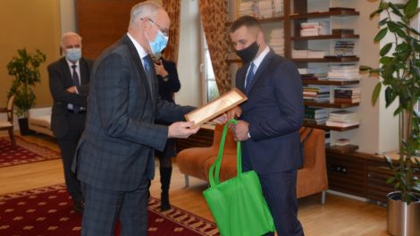 Ministras A. Monkevičius pasveikino geriausią Europos profesijos mokytoją V. Kabelį