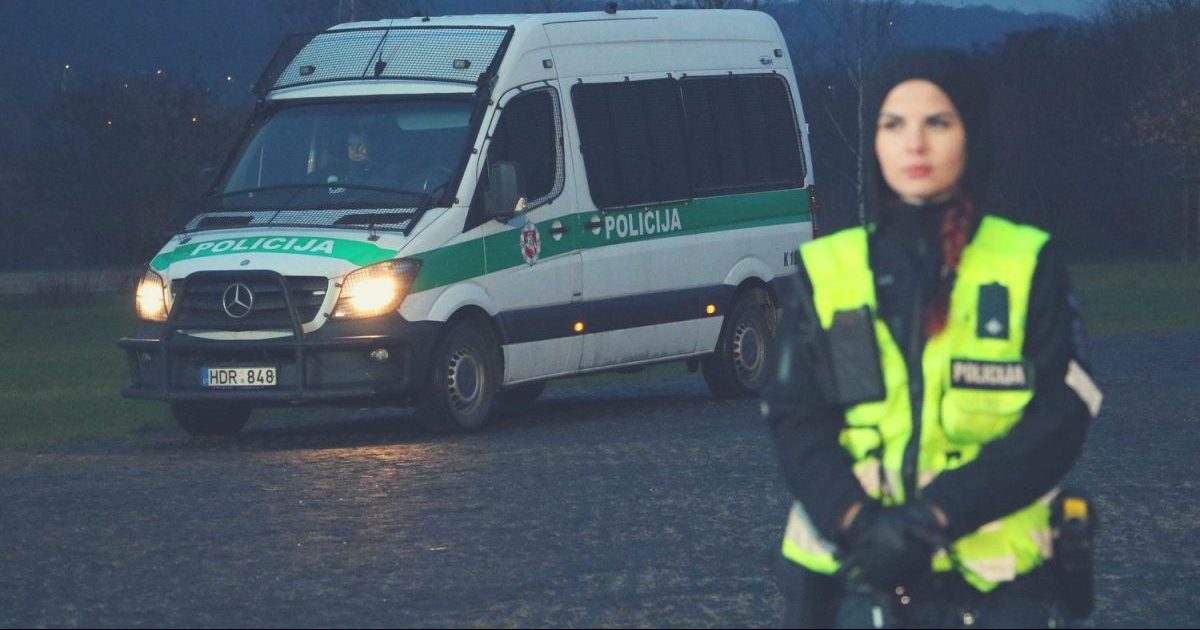 gatvese,-tiketina,-bus-ramiau-–-sulaikyti-ne-viena-rankine-is-senoliu-grobe-asmenys