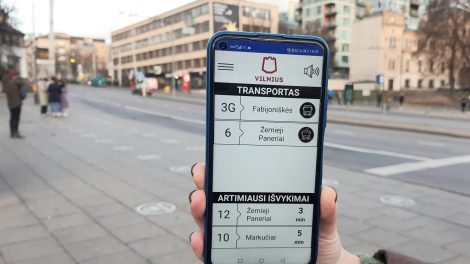 Regėjimo negalią turintiems viešojo transporto keleiviams – atnaujinta programėlė „Transporto balsas“
