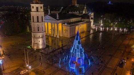 Vilniaus Katedros aikštėje įžiebta siurreali Kalėdų eglė  
